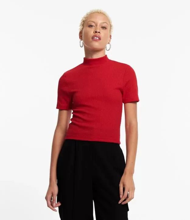 Blusa canelada com gola alta